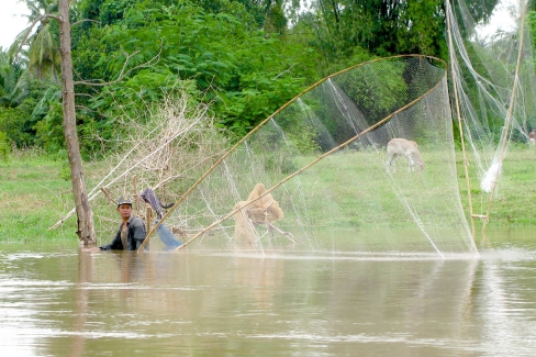 Pêche au filet sur la rivière Sangker