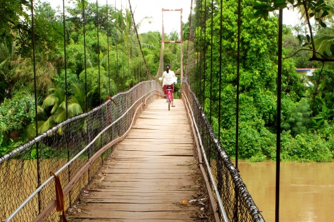 Pont suspendu sur la rivière Sangker