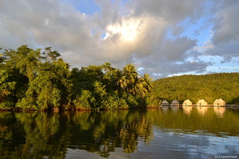 Habitations sur pilotis sur la rivière Tataï