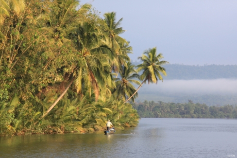 Pêcheur à la rame navigant sur la rivière Tataï