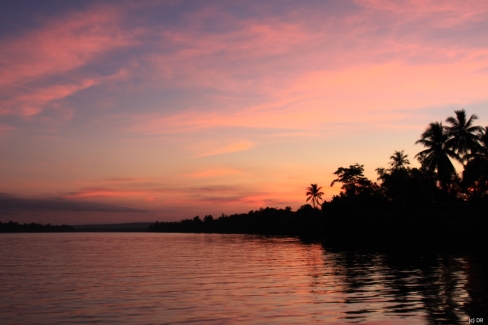 Coucher de soleil sur les rives de la rivière Tataï