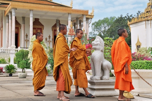 Bonzes khmers visitant le palais royal