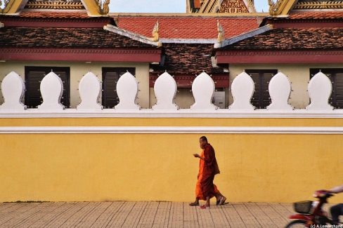 Bonzes khmers longeant l’enceinte du palais royal
