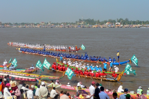 Régates lors de la fête des eaux à Phnom Penh