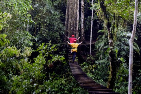 Pont-suspendu-proche-du-Volcan-Arenal