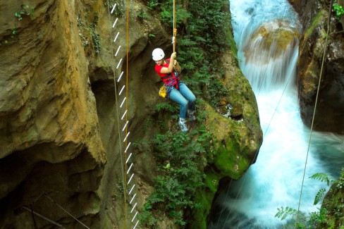 Rappel-dans-les-chutes-d-eau-proche-de-Turrialba