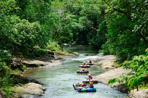 Tubing-en-riviere-proche-de-l-Arenal