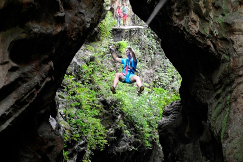 Tyrolienne-et-speleologie-proche-de-la-Fortuna