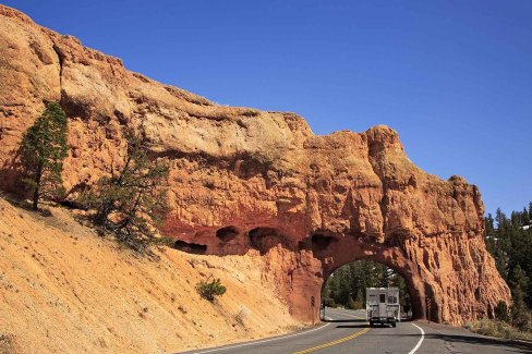 Tunnel le long de la route scénique de Red Canyon dans l'Utah