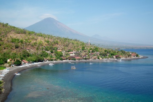 Plage d'Amed avec le volcan Agung en arrière plan