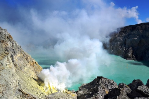 Arrête du cratère du volcan Kawah Ijen