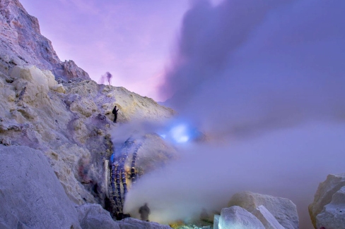 Flammes bleues émanant du volcan Kawah Ijen