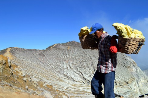 Porteur de souffre sur l'arrête du cratère du volcan Kawah Ijen