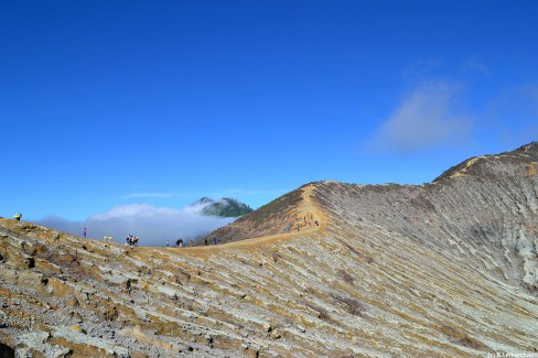 Vue sur le lac de cratère du volcan Kawah Ijen