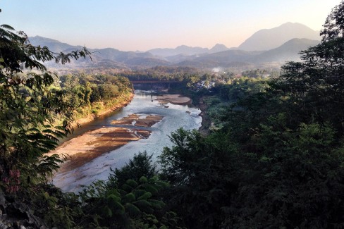 Panorama sur montagnes qui dominent Luang Prabang