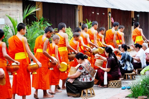 Rituel matinal du Tak Bat dans les rues de Luang Prabang