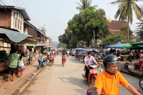 Scène de vie dans les rues de Luang Prabang