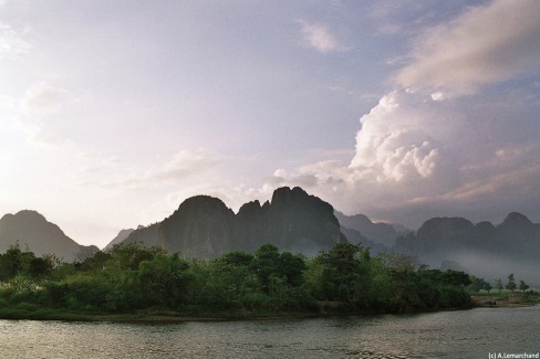 Rivages de la rivière Nam Song dans la région de Vang Vieng