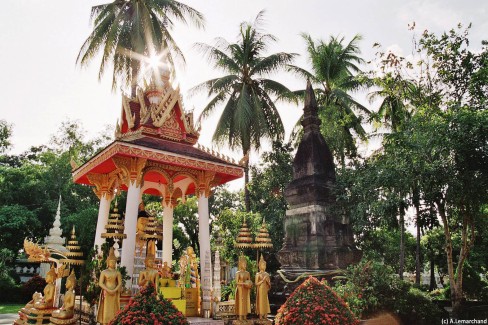 Autel et stupa aux abord du temple de Vat Sisakhet à Vientiane
