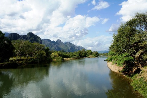 Les montagnes de Vang Vieng bordant les eaux de la rivière Nam Song