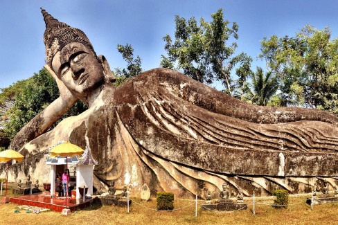 Le bouddha couché du parc de Bouddha à Vientiane