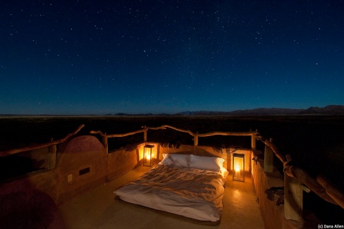 Nuit-a-la-belle-etoile-dans-le-desert-namibien