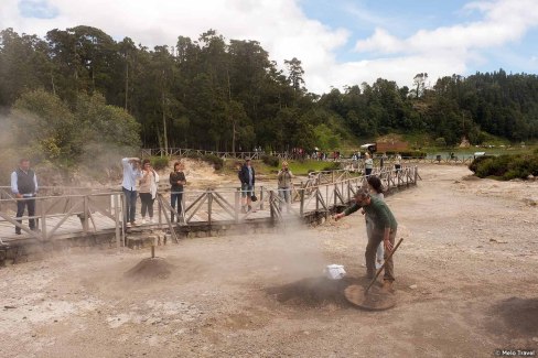Cuisson du cozido à Furnas, sur l'île de São Miguel