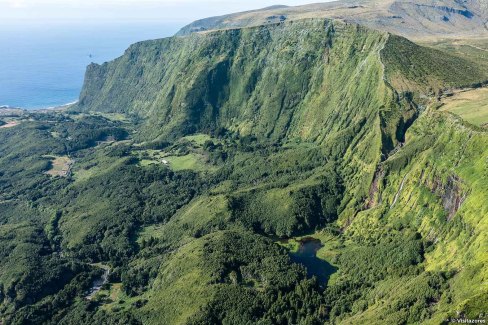 Les cascades  de Poço do Ferreiro vue sur ciel, à Flores