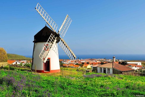 Un moulin à vent à Vila do Porto, sur l'île de Santa Maria