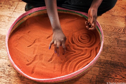 J14-Culture-aborigene-sand-painting-Ayers-Rock-Resorts