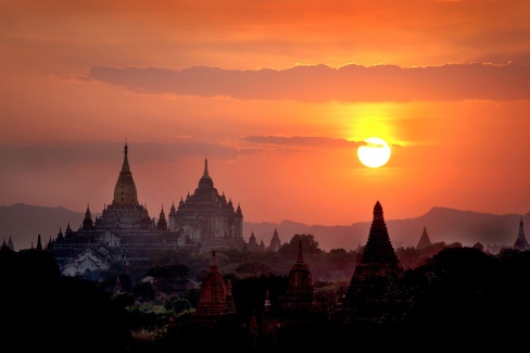 Coucher de soleil sur les temples de Bagan