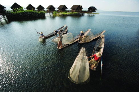 Pêcheurs du peuple Intha sur le lac Inle