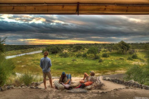 Détente au coucher de soleil pendant la saison des pluies au Botswana