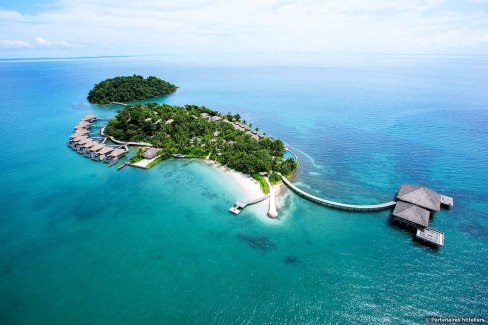 Vue aérienne sur une île-hôtel au Cambodge