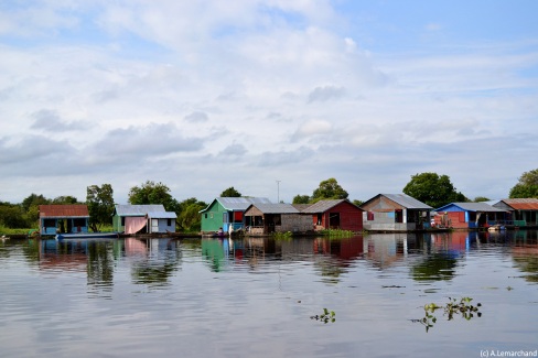 Maison sur pilotis le long de la rivière Tonlé Sap