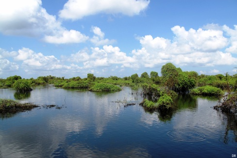Balade en serpantant entre terre et rivière au Lac Tonlé Sap