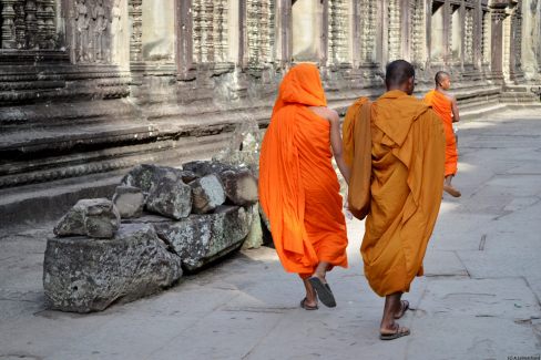Moines bouddhistes visitant le temple d'Angkor Wat