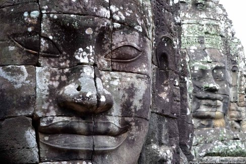 Visage de pierre du temple du Bayon dans la cité d Angkor