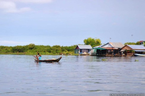 Village flottant sur le lac Tonle Sap