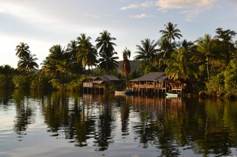 Rivière Tatai dans la région de Koh Kong qui borde les montagnes de Cardamone au sud ouest du Cambodge