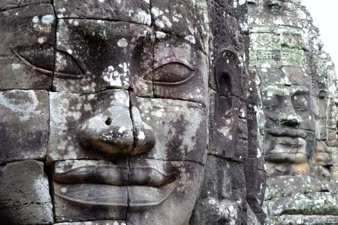 Visage de pierre du temple du Bayon dans la cité d Angkor