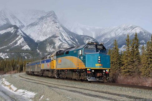 Train de la VIA Rail dans les montagnes enneigées du Canada