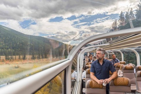Vue intérieure des wagons Gold Leaf de la ligne Rocky Mountaineer au Canada