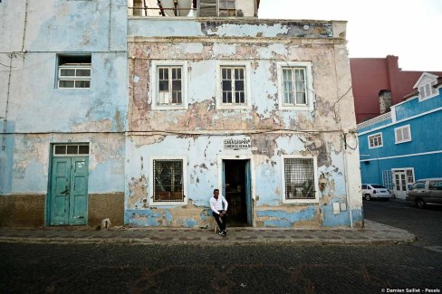 Scène de rue dans Mindelo au Cap-Vert