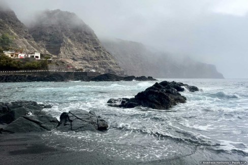 Côte rocheuse brumeuse avec vagues déferlantes sur Santo Antão