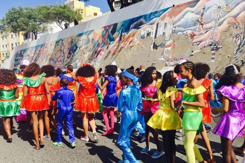 Adolescents dans l'effervescence du Carnaval au Cap-Vert