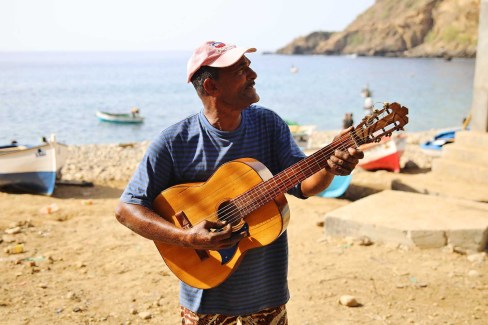 Chanteur sur une plage capverdienne