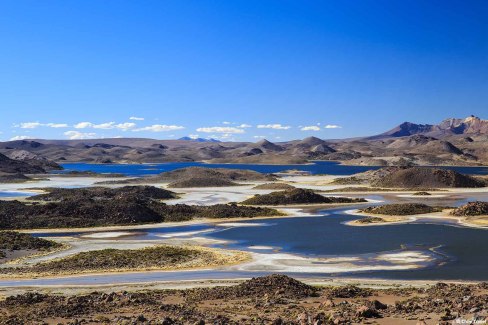 La-lagune-Cotacotani-dans-le-desert-dAtacama-au-Nord-du-Chili-Chile-Travel-web