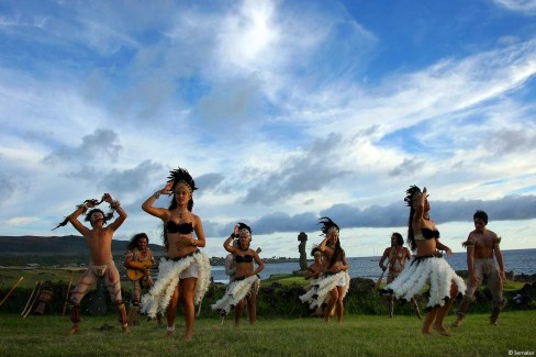 Danses-traditionnelles-a-Rapa-Nui-Sernatur-web