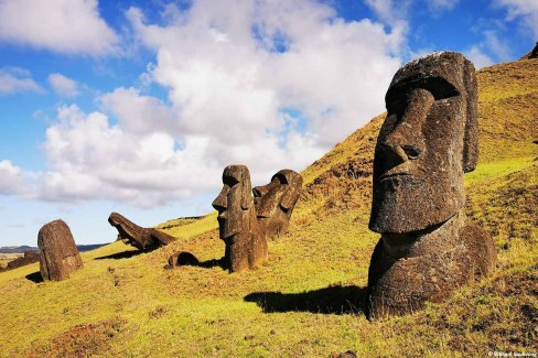 Les-moai-de-Rapa-Nui-le-site-de-Rano-Raraku-William-Soulivong-web
